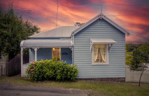 Mount Victoria House | Pet-Friendly Blue Mountains Cottage with Indoor Fireplace