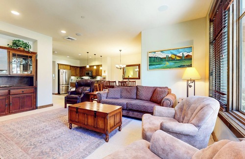 Woodwinds Condo | Pet-Friendly Bright Home on Golf Course. Gas Grill, Washer/Dryer & Hot Tub
