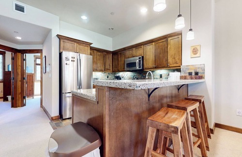 Woodwinds Condo | Pet-Friendly Bright Home on Golf Course. Gas Grill, Washer/Dryer & Hot Tub