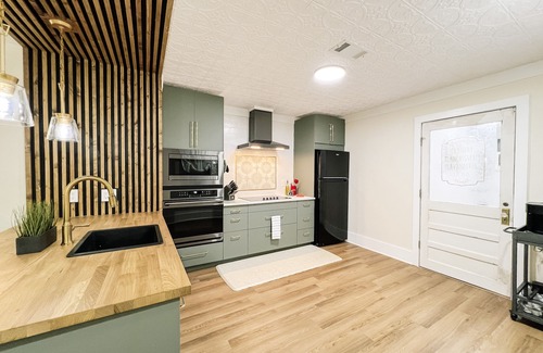 University Heights House | Pet-Friendly Bungalow - Close to UF & Downtown!