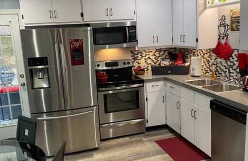 Southeast Raleigh House | Pet friendly Bungalow 10 min to Downtown Raleigh