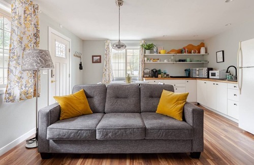 North Bonneville Apartment | Pet Friendly Couples Getaway @ Beacon Rock+NoBo