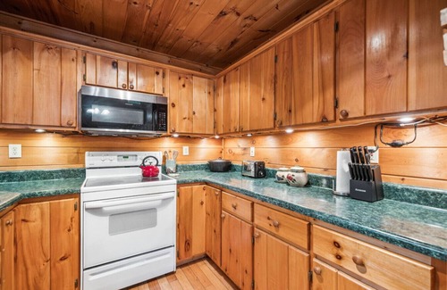 Blue Ridge Cabin | Pet Friendly Cabin on Fightingtown Creek 10 minutes from downtown Blue Ridge