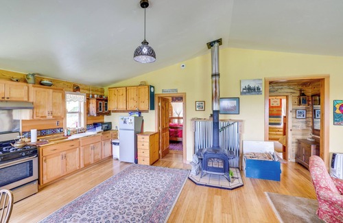 Enterprise Cabin | Pet-Friendly Cabin on 10 Acres in Joseph: Private!