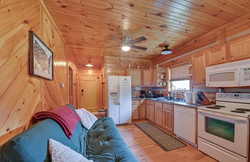 Beattyville Cabin | Pet-Friendly Cabin w/Hot Tub in Daniel Boone NF