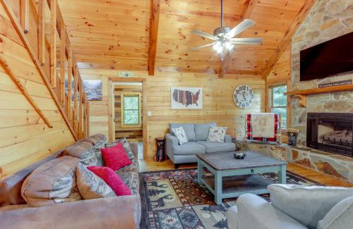 Mineral Bluff House | Pet-Friendly Cabin with Hot Tub in Mineral Bluff!