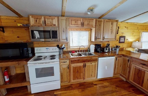 Nelsonville Cabin | Pet Friendly Cabin near Hocking Hills with hot tub in Nelsonville Ohio