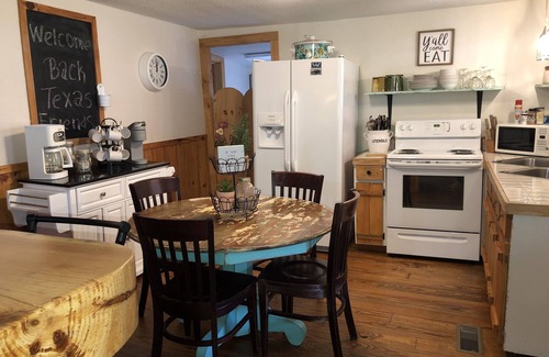 Robbinsville Cabin | Pet friendly cabin near Tail of the Dragon.Paved driveway & covered parking