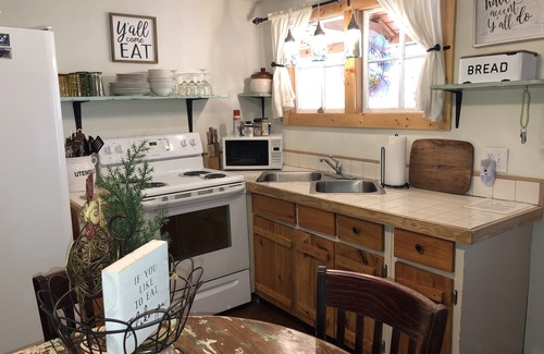 Robbinsville Cabin | Pet friendly cabin near Tail of the Dragon.Paved driveway & covered parking