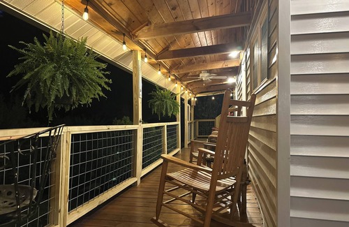 Robbinsville Cabin | Pet friendly cabin near Tail of the Dragon.Paved driveway & covered parking
