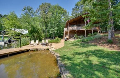 Jacksons' Gap House | Pet-Friendly Cabin with Dock on Lake Martin!