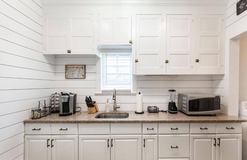 Cape May Condo | Pet-friendly Colonial Unit in Historic Cape May