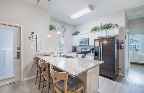 Corpus Christi Condo | Pet-Friendly Condo w/Pool, Private Patio, Washer & Dryer + Work Space!