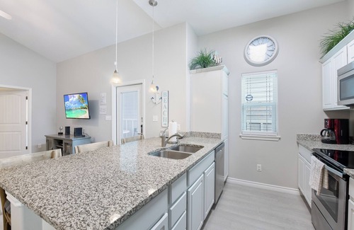 Corpus Christi Condo | Pet-Friendly Condo w/Pool, Private Patio, Washer & Dryer + Work Space!