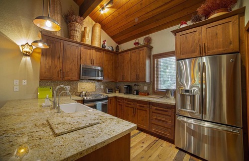 Mammoth Lakes Condo | Pet-Friendly Condo w/Private Balcony & Stunning Views - #445