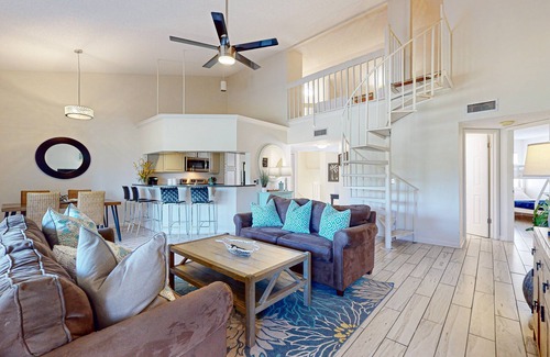 Sandestin Condo | Pet friendly condo w/screened porch & shared outdoor pool - close to beach