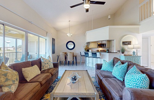 Sandestin Condo | Pet friendly condo w/screened porch & shared outdoor pool - close to beach