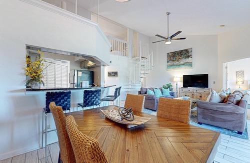 Sandestin Condo | Pet friendly condo w/screened porch & shared outdoor pool - close to beach