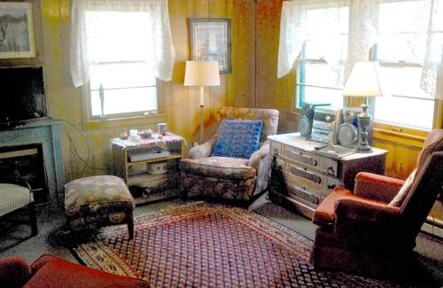 Dixon House | Pet-Friendly Cottage Ideal for Family Vacations in Dixon, Missouri