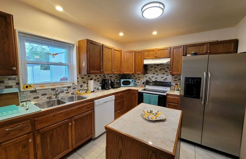 Gulf Gate Estates House | Pet Friendly Cozy Cottage Only 4 Miles From Siesta Key Beach!