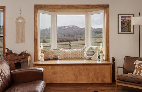Grand Lake House | Pet Friendly - Cozy & Modern Cabin - Surrounded by Nature