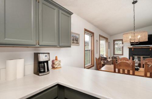 Grand Lake House | Pet Friendly - Cozy & Modern Cabin - Surrounded by Nature