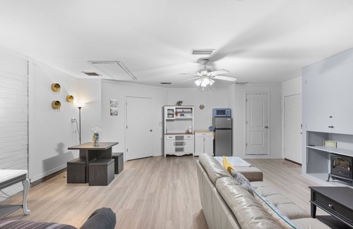 Lakeside Apartment | Pet Friendly Cozy Self Check-In Studio With Free WiFi!