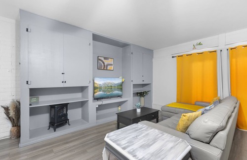 Lakeside Apartment | Pet Friendly Cozy Self Check-In Studio With Free WiFi!
