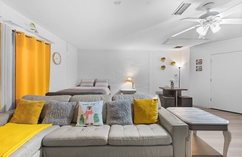 Lakeside Apartment | Pet Friendly Cozy Self Check-In Studio With Free WiFi!