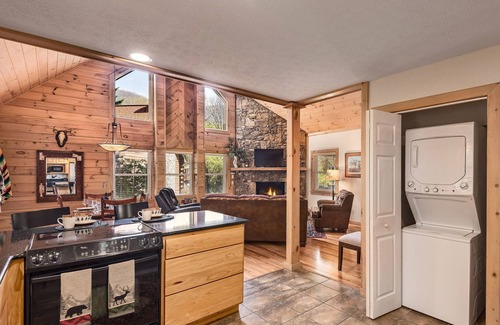 Maggie Valley Cabin | "Pet friendly Cozy Cabin in the Woods with Mountain Views and Hot Tub"