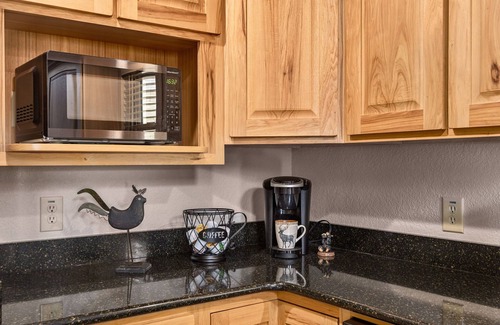 Maggie Valley Cabin | "Pet friendly Cozy Cabin in the Woods with Mountain Views and Hot Tub"