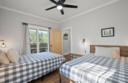 Crane Hill Cottage | Pet friendly-Crane Hill Cottage at Smith Lake