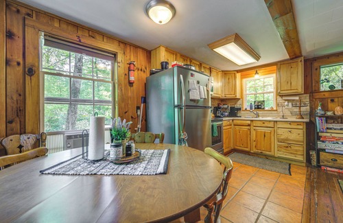 Maggie Valley Cabin | Pet-Friendly Creekside Cabin w/Pool Access!