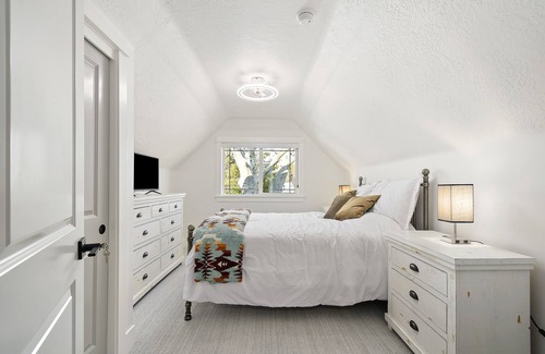 Veterans Park House | Pet Friendly - Enjoy Grover's House by RedAwning