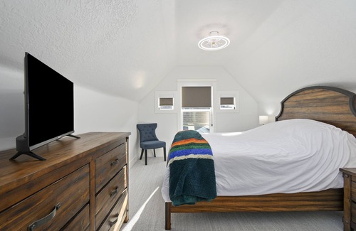 Veterans Park House | Pet Friendly - Enjoy Grover's House by RedAwning