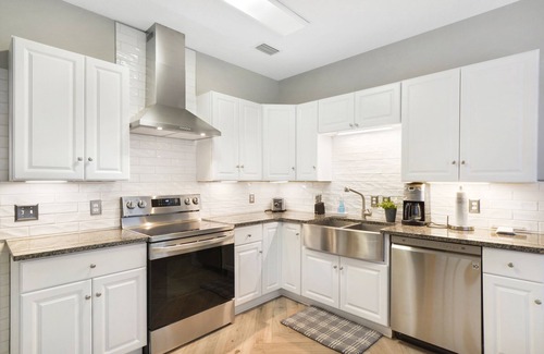 Saint Simons Heights Cottage | Pet Friendly EV Charger Fenced Yard Walk to Dining St. Simons Island