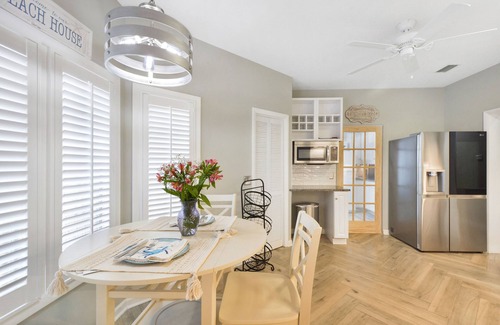Saint Simons Heights Cottage | Pet Friendly EV Charger Fenced Yard Walk to Dining St. Simons Island