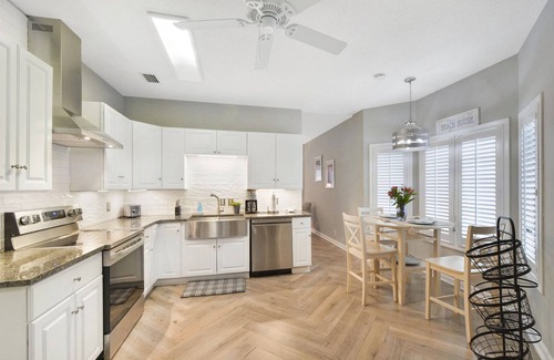 Saint Simons Heights Cottage | Pet Friendly EV Charger Fenced Yard Walk to Dining St. Simons Island