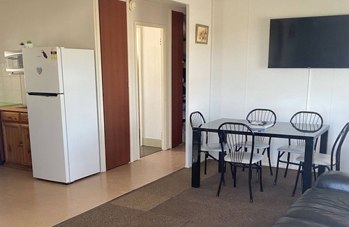 Denham House | Pet friendly family home located walking distance to the beach, sleeps 8 people