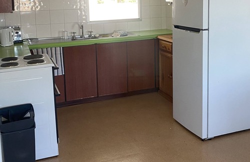 Denham House | Pet friendly family home located walking distance to the beach, sleeps 8 people