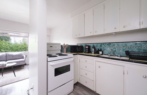 West End Apartment | Pet Friendly Furnished Studio on 1540 Haro (Vancouver)
