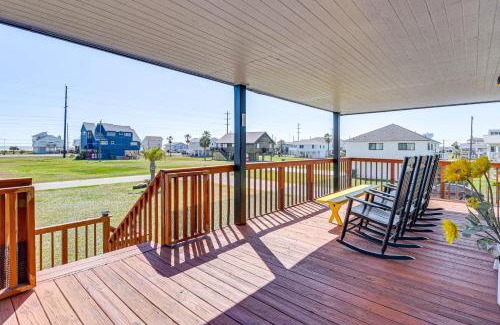 Galveston House | Pet-Friendly Galveston Home Walk to Beaches!