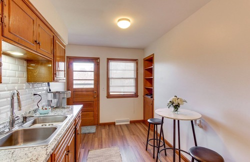 Merriam House | Pet-Friendly Getaway - Walk to Quail Creek Park
