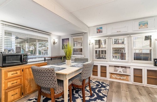 Surfside Beach House | PET-FRIENDLY, GOLF CART PROVIDED, LINENS INCLUDED IN PRICE FROM MAY 18-SEPT.6