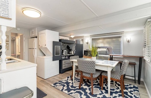 Surfside Beach House | PET-FRIENDLY, GOLF CART PROVIDED, LINENS INCLUDED IN PRICE FROM MAY 18-SEPT.6