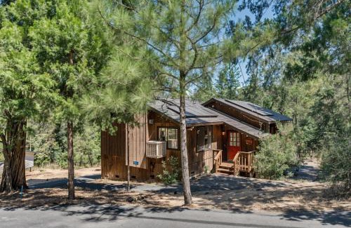 Groveland House | Pet Friendly Grizzly Blair Lodge Cabin