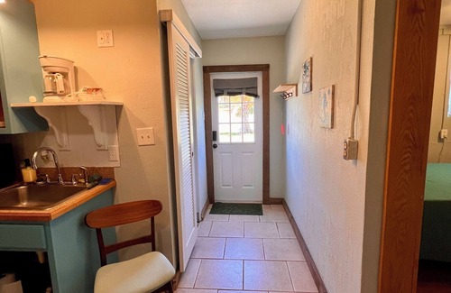 Melbourne Apartment | Pet Friendly Guesthouse Near the Beach/Downtown