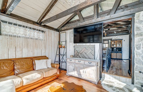 Guffey Cottage | Pet-Friendly Guffey Vacation Rental w/Deck!