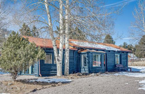 Guffey House | Pet-Friendly Guffey Vacation Rental with Deck!