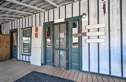 Harper Cottage | Pet-friendly Harper Farmhouse w/Large Deck!